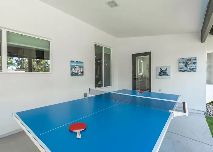 Modern Escape With Pool Ping Pong & Putting Holiday home