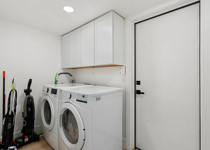 Modern Escape With Pool Ping Pong & Putting Holiday home *