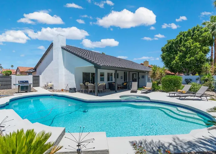 Modern Escape With Pool Ping Pong & Putting Holiday home *