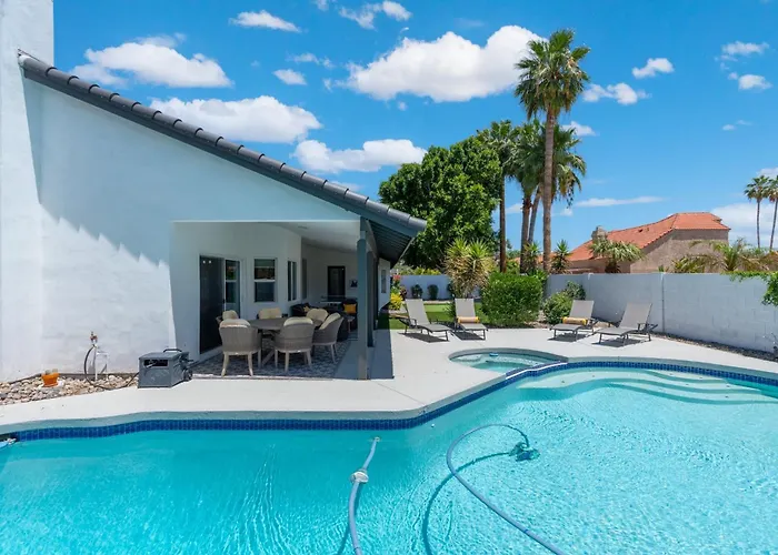 Holiday home Modern Escape With Pool Ping Pong & Putting *