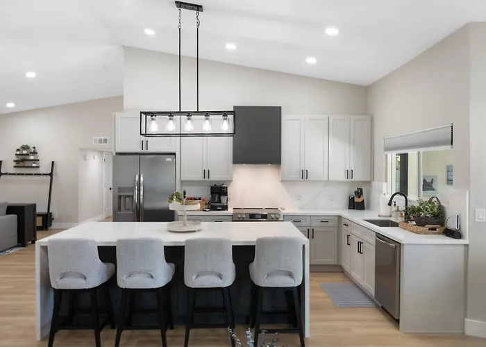 Holiday home Modern Escape With Pool Ping Pong & Putting
